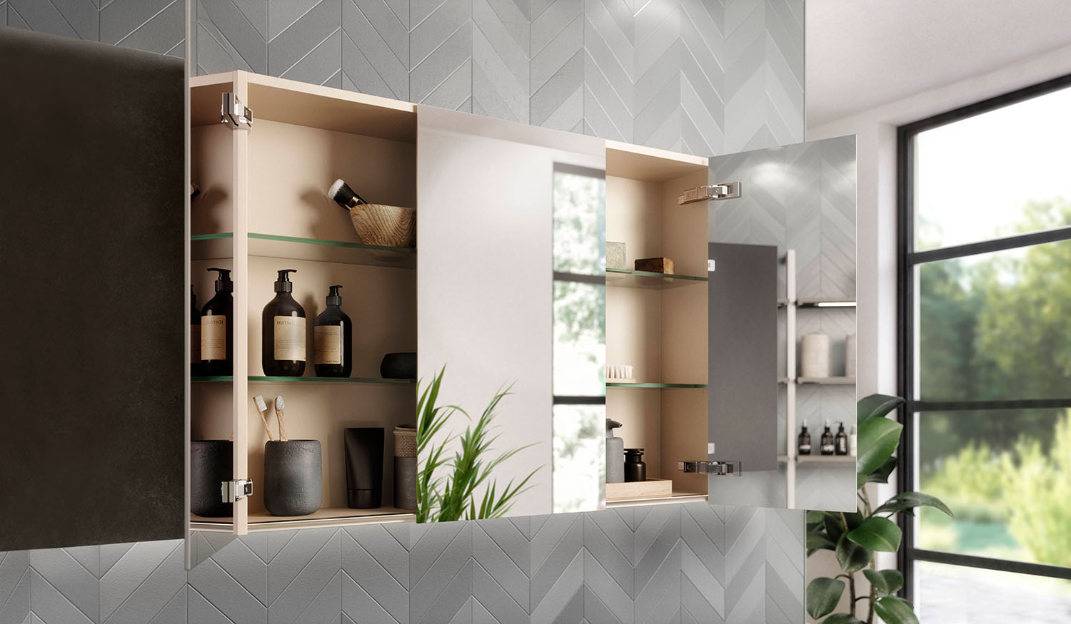 Geöffneter Spiegelschrank mit Glasböden, auf denen Pflegeprodukte und Accessoires stilvoll vor grauer Chevron-Fliesenwand stehen.