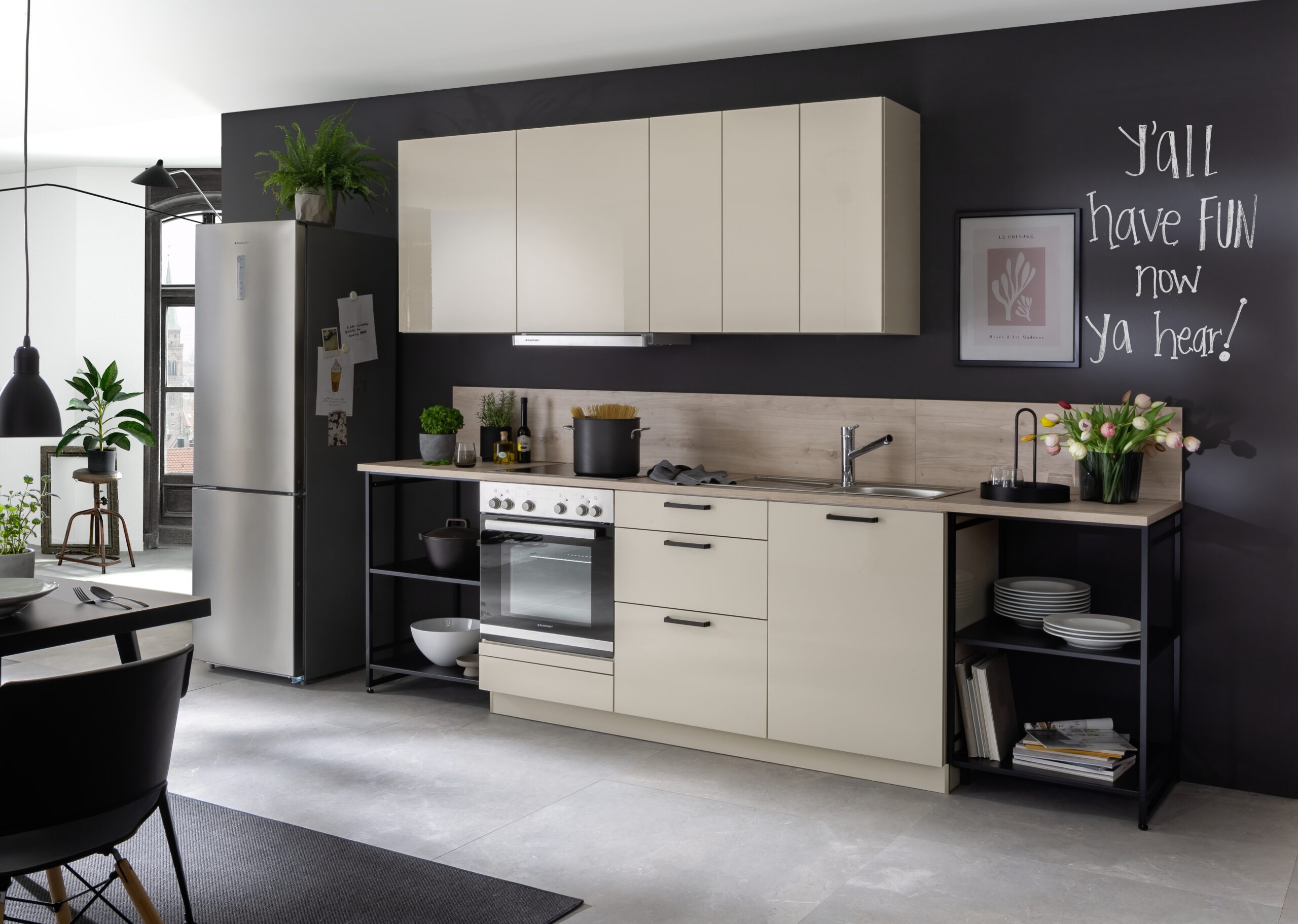 Zeitlose Einbauküche mit hellen Fronten, Holzarbeitsplatte und dunkler Akzentwand im modernen Loft-Stil