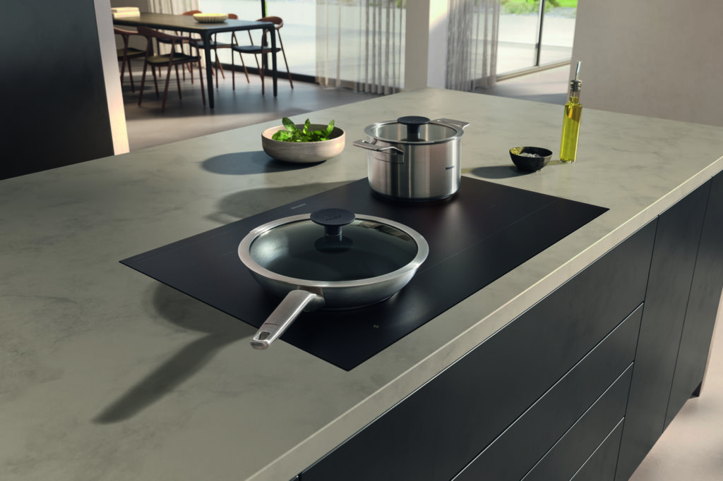 Miele Induktionskochfeld in moderner Küche beim Küchenstudio Treitinger